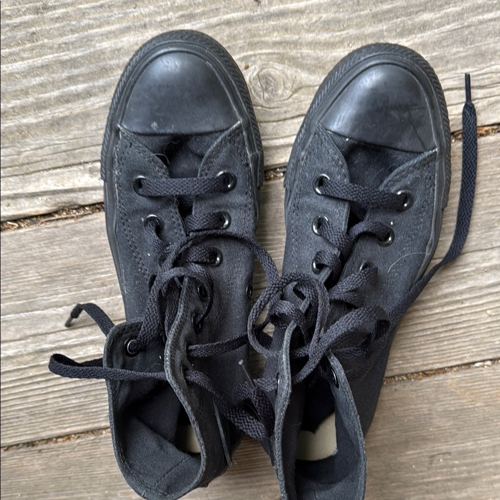 Converse All Star Black womens size 6 or Men’s size 4 basketball shoes